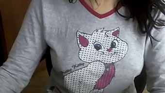 Charming Turkish Webcam Model'S Solo Performance