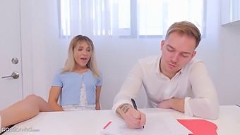 Sessão De Estudo Excitante Com Um Tutor Universitário Quente